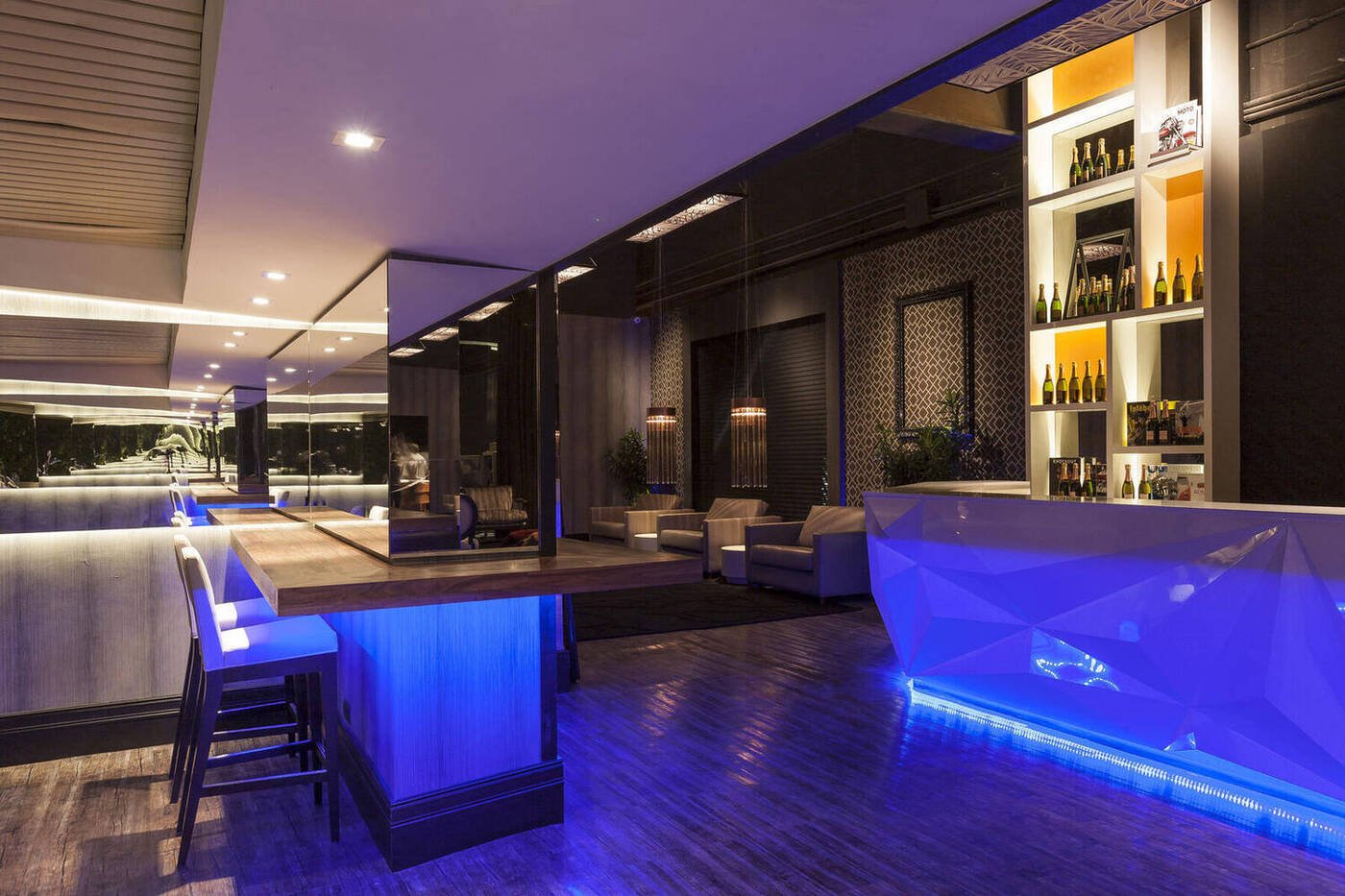 Lounge Bar CasaCor São Paulo 2013 por Mayra Lopes — bancada de madeira e iluminação em camadas