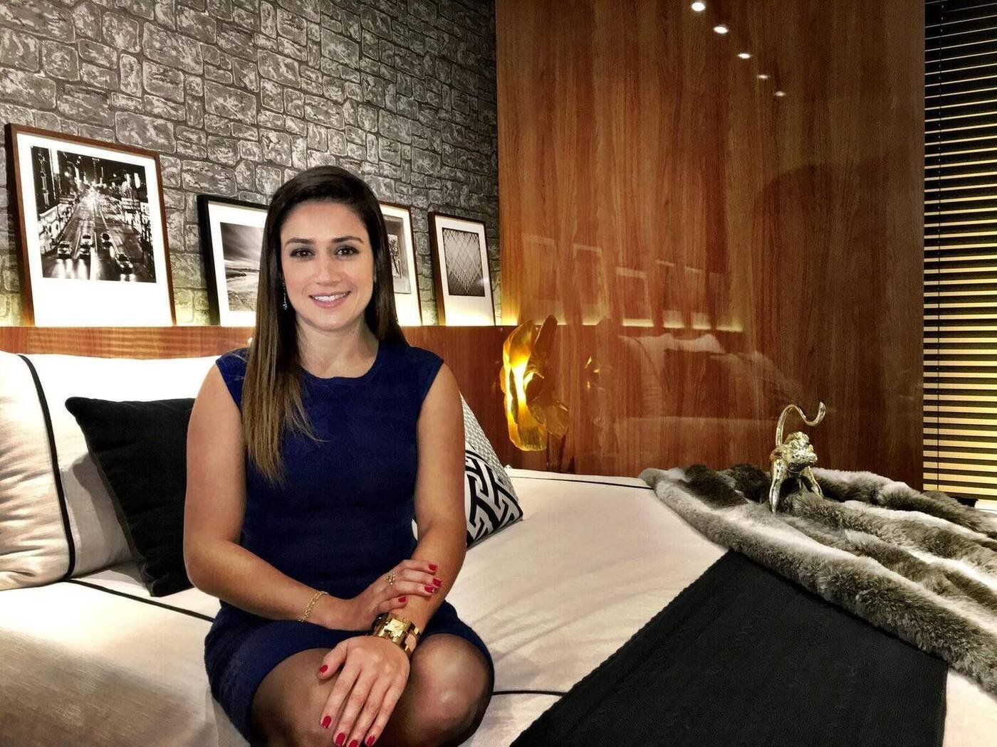 Mayra Lopes no ambiente que assinou na Feira Expolux, feira internacional de iluminação